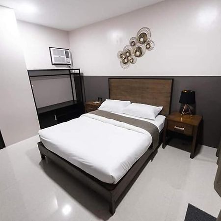 Bumble V Subic Hotel オロンガポ エクステリア 写真