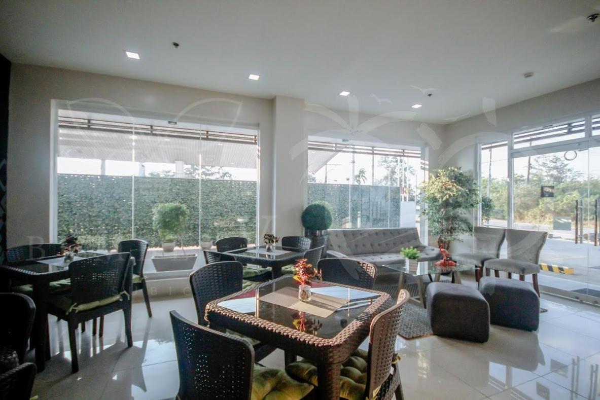 Bumble V Subic Hotel オロンガポ エクステリア 写真