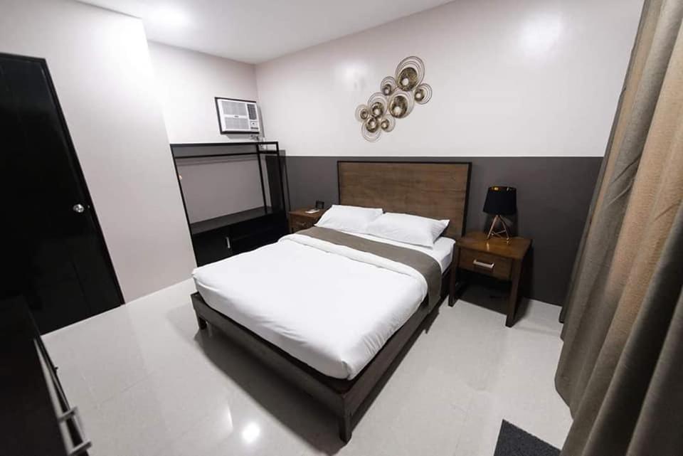 Bumble V Subic Hotel オロンガポ エクステリア 写真