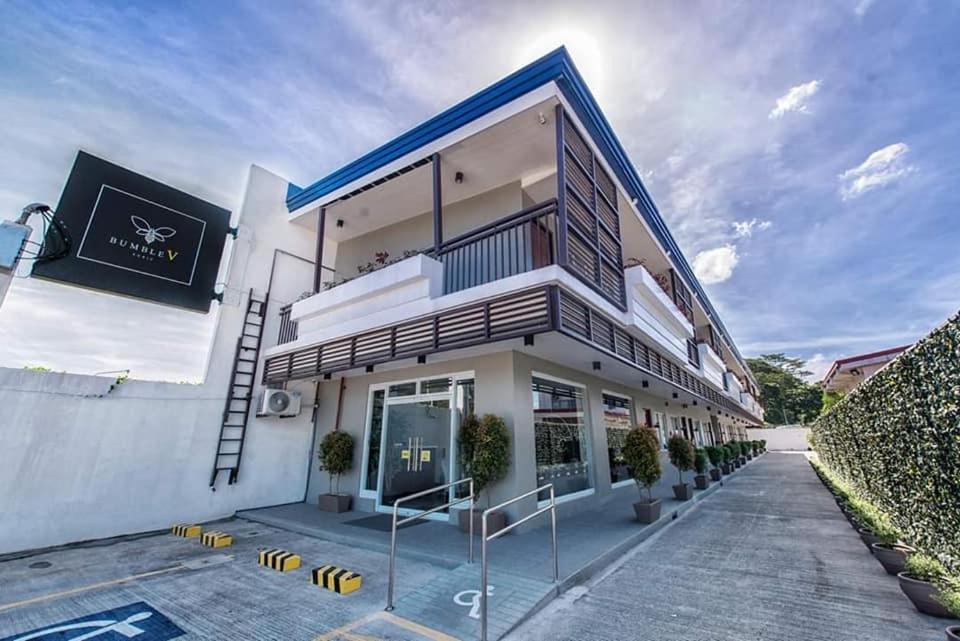 Bumble V Subic Hotel オロンガポ エクステリア 写真